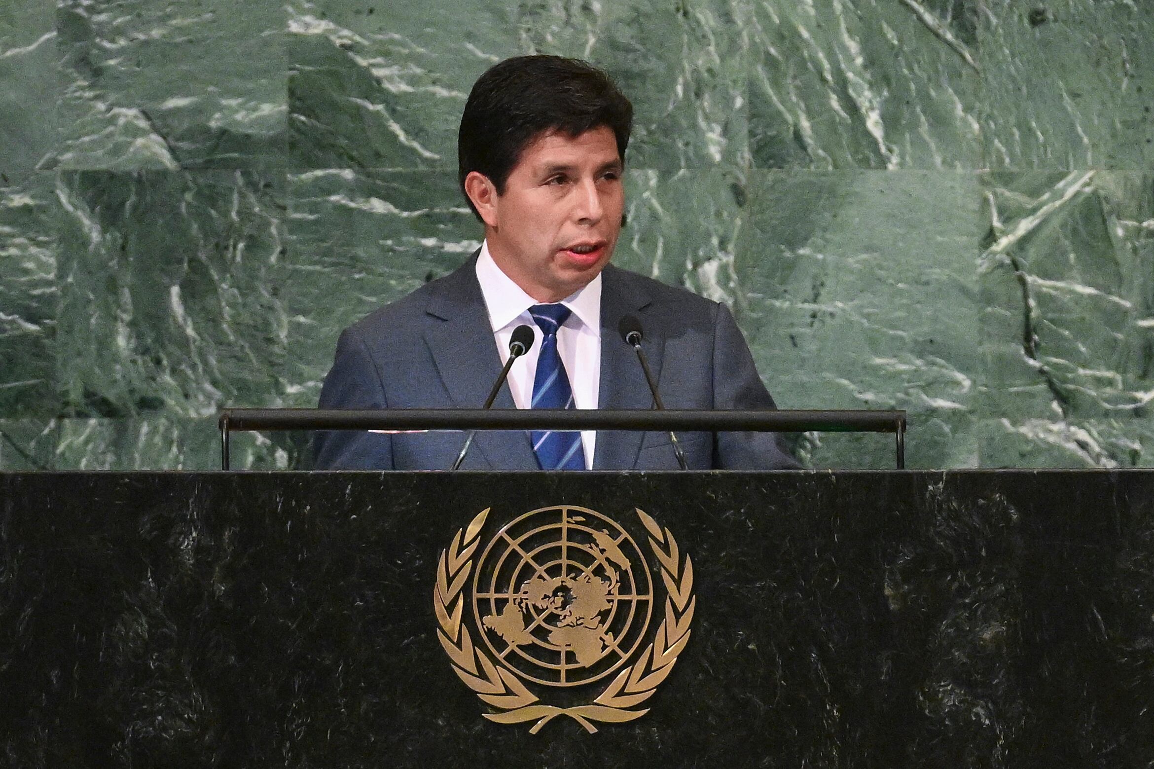 El presidente peruano, Pedro Castillo Terrones, se dirige a la 77ª sesión de la Asamblea General de las Naciones Unidas en la sede de la ONU en la ciudad de Nueva York el 20 de septiembre de 2022. (Foto de ANGELA WEISS / AFP)