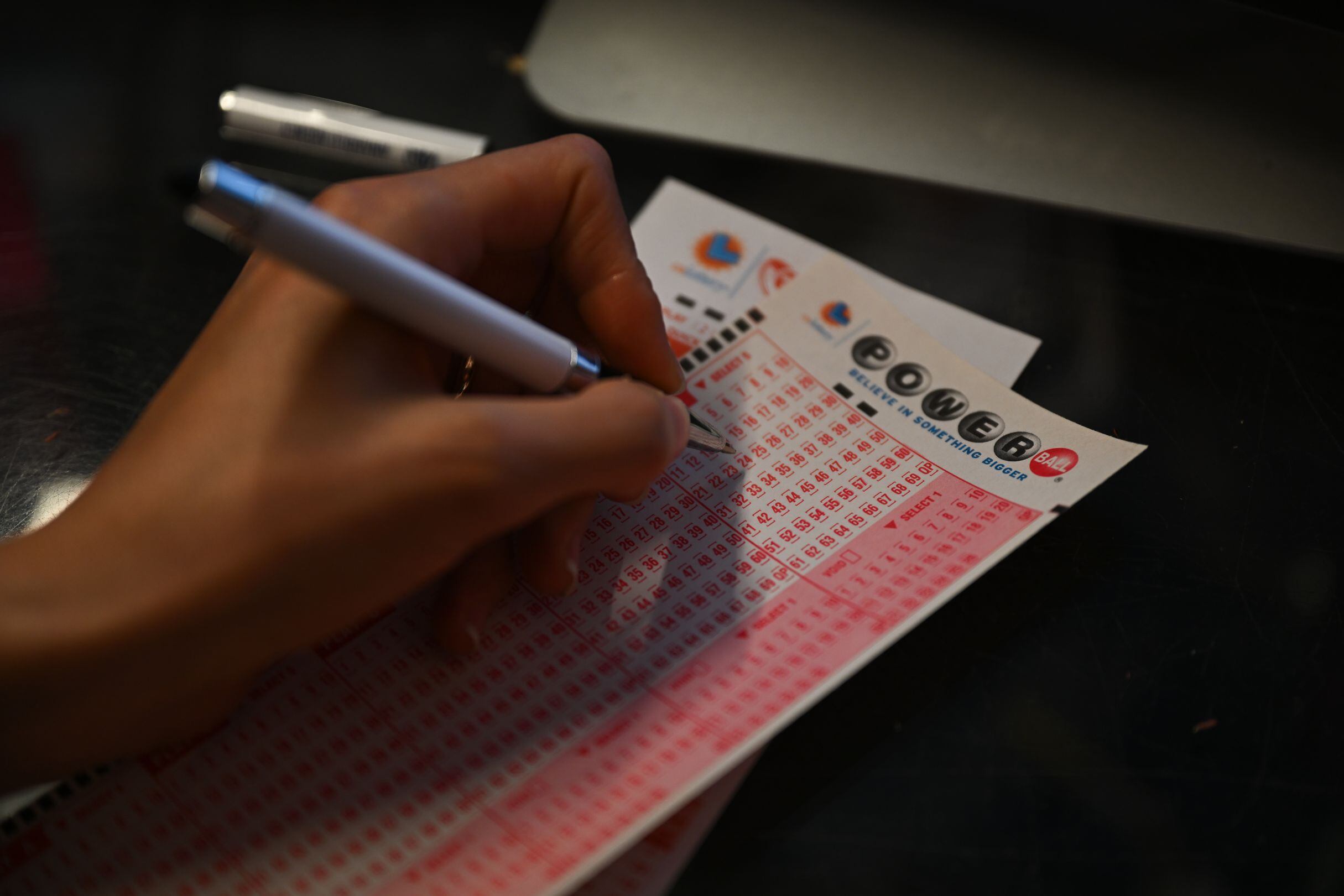 Hay personas que participaron en el Powerball en 2024, ganaron y hasta la fecha no han reclamado su premio. (Foto: Anadolu / Getty Images)