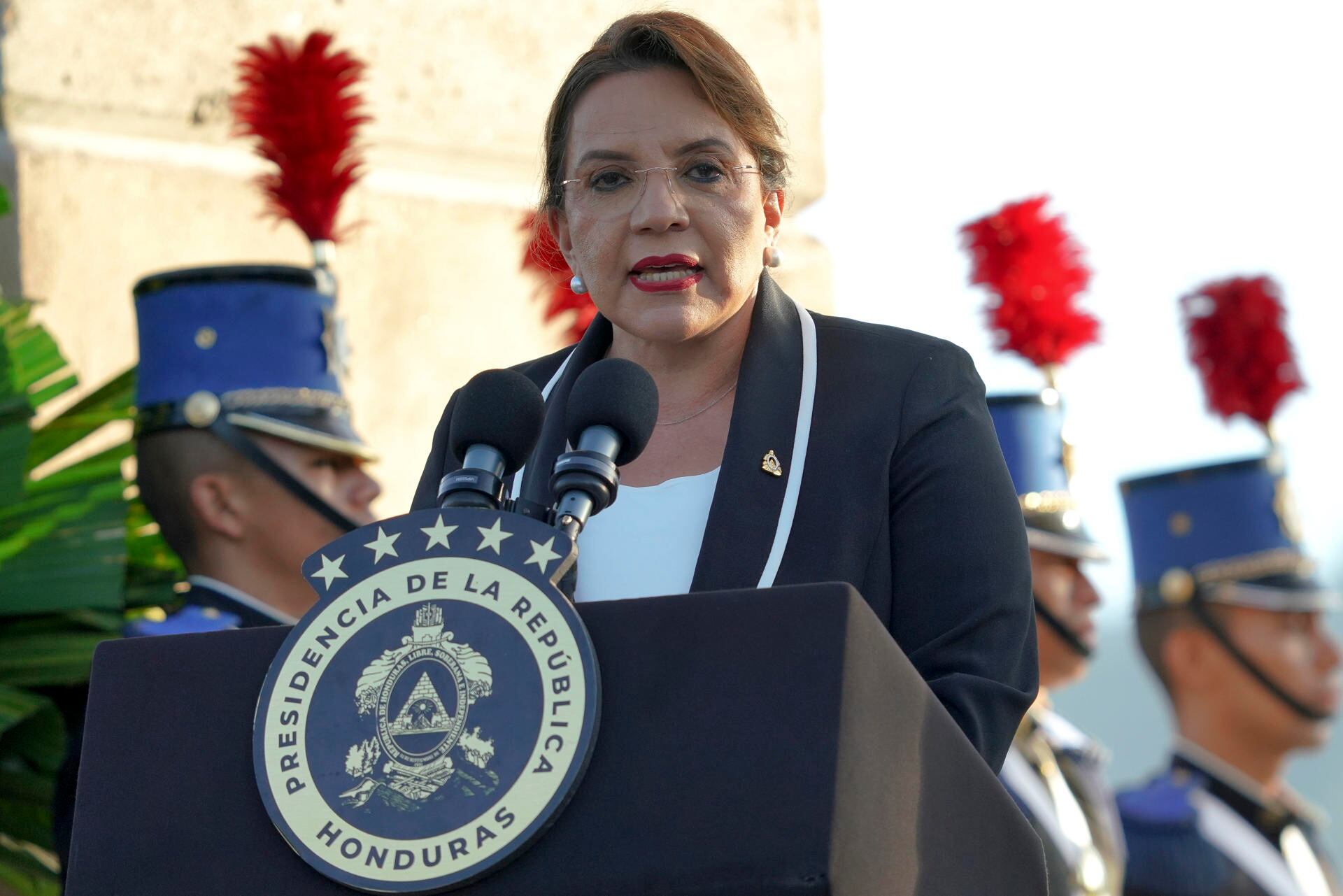 La presidenta de Honduras, Xiomara Castro, habla durante la conmemoración de los 203 años de la independencia de su país. (EFE/ STR).