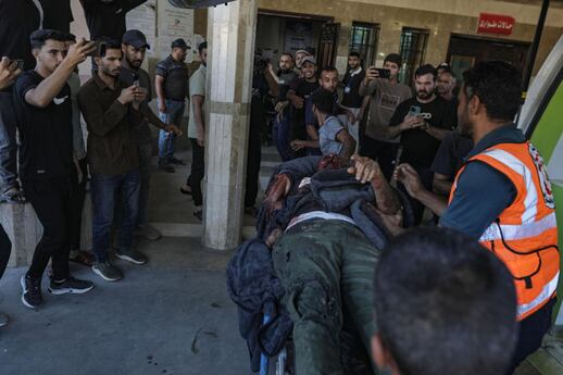 Palestinos trasladan a heridos al Hospital Nasser en Khan Yunis, al sur de la Franja de Gaza, el 17 de junio de 2026. Al menos dos palestinos murieron y varios resultaron heridos en un ataque aéreo israelí contra la playa de Khan Yunis