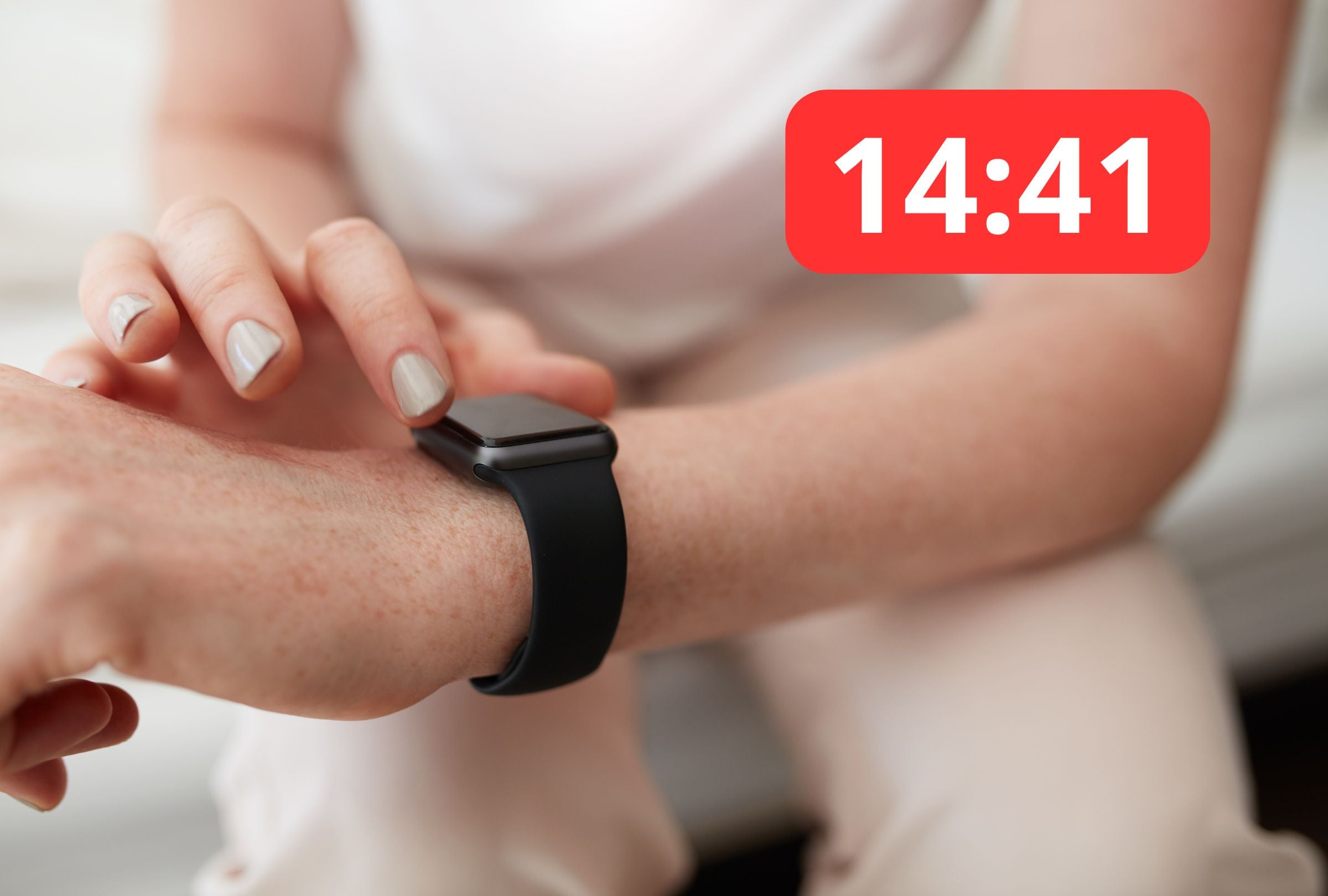 Esta es una imagen referencial de una mujer dándose cuenta que son las 14:41. (Imagen: El Comercio / Mag / Canva)