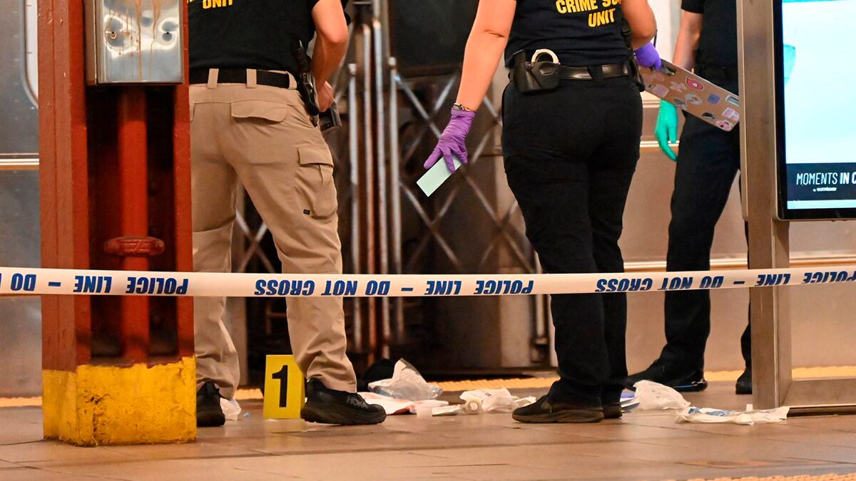 Joven muere tras una pelea porque le pisaron su zapato en el metro | Foto: @KyleMazzaWUNF