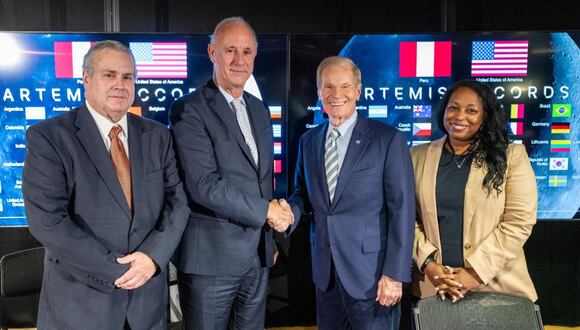 La ceremonia se desarrolló en la sede central de la Administración Nacional de Aeronáutica y el Espacio de los Estados Unidos (NASA) y contó con la participación del ministro de Relaciones Exteriores, Javier González-Olaechea Franco; el administrador de la NASA, Bill Nelson; la secretaria Adjunta para Océanos y Asuntos Internacionales Ambientales y Científicos del Departamento de Estado de los EE. UU., Jennifer R. Littlejohn; y el embajador del Perú en los Estados Unidos, Alfredo Ferrero. (Foto: NASA)