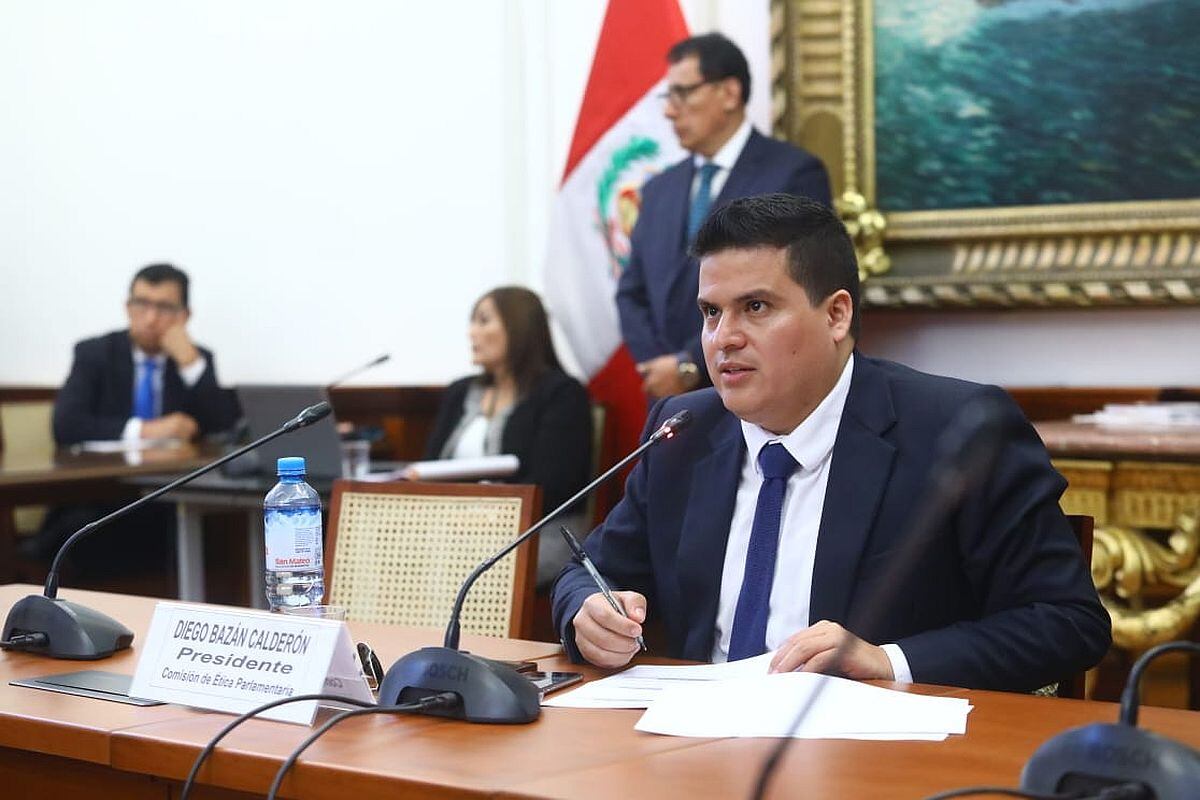 Bazán es uno de los parlamentarios que conforman la Mesa Animalista del Congreso de la República. "Una de mis principales líneas de trabajo es la defensa de los animales", recalca.