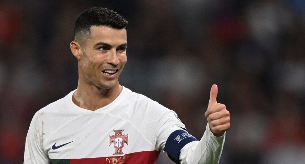 Portugal's forward #07 Cristiano Ronaldo gives the thumbs up sign during the UEFA EURO 2024 qualifying football match between Slovakia and Portugal in Bratislava on September 8, 2023. (Photo by VLADIMIR SIMICEK / AFP) / ALTERNATE CROP
