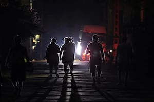 Fotografía de archivo de personas caminando por una calle durante un apagón, en La Habana (Cuba). Foto: EFE/ Ernesto Mastrascusa