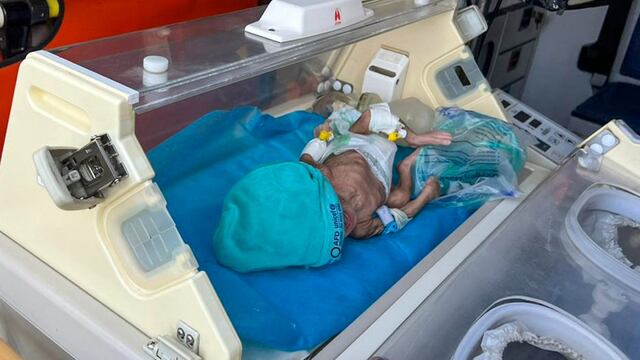 Los 28 bebés prematuros evacuados de Gaza a Egipto están en “estado crítico”