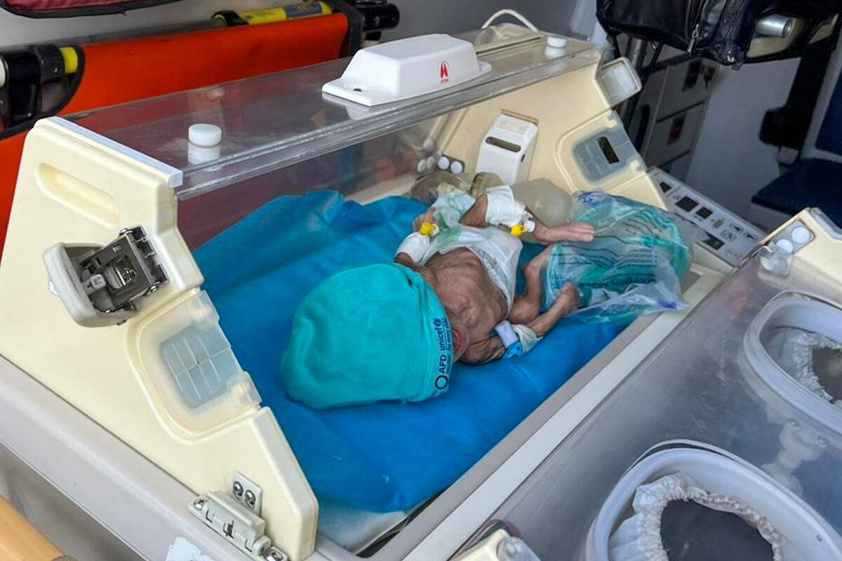 Un bebé palestino prematuro evacuado de Gaza aparece fotografiado dentro de una ambulancia en el lado egipcio del cruce fronterizo de Rafah con la Franja de Gaza, el 20 de noviembre de 2023. (Foto de AFP)
