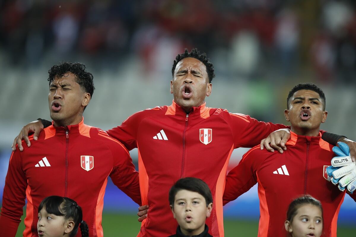 Renato Tapia, Pedro Gallese y Marcos López entonan el Himno Nacional de Perú antes del duelo contra Colombia por Eliminatorias 2026. (Foto de Jesús Saucedo/ @photo.gec)