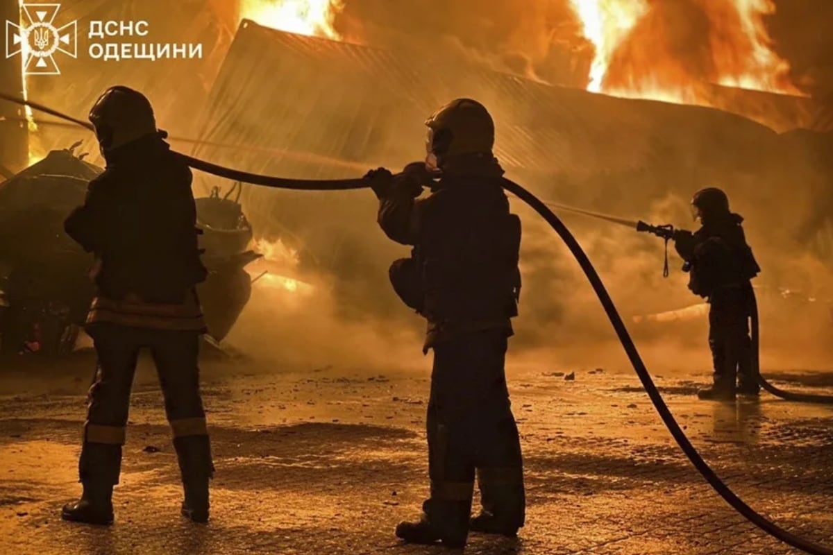 Rescatistas ucranianos trabajan en el lugar de un ataque ruso con drones en Odesa, Ucrania, en una imagen de archivo. (Foto: EFE)