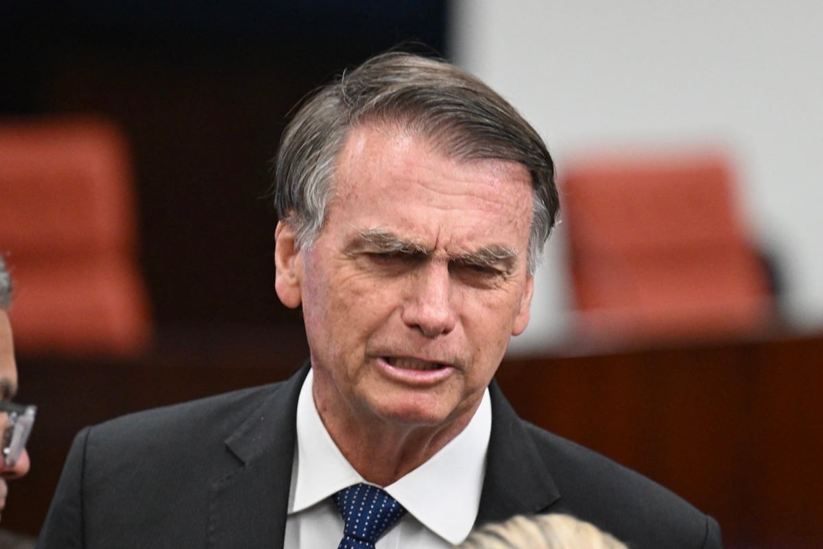 El expresidente brasileño Jair Bolsonaro habla con sus abogados durante su juicio en la Corte Suprema por presuntamente planear un golpe de Estado en enero de 2023, en Brasilia, el 10 de junio de 2025. (Foto de Evaristo SA / AFP)