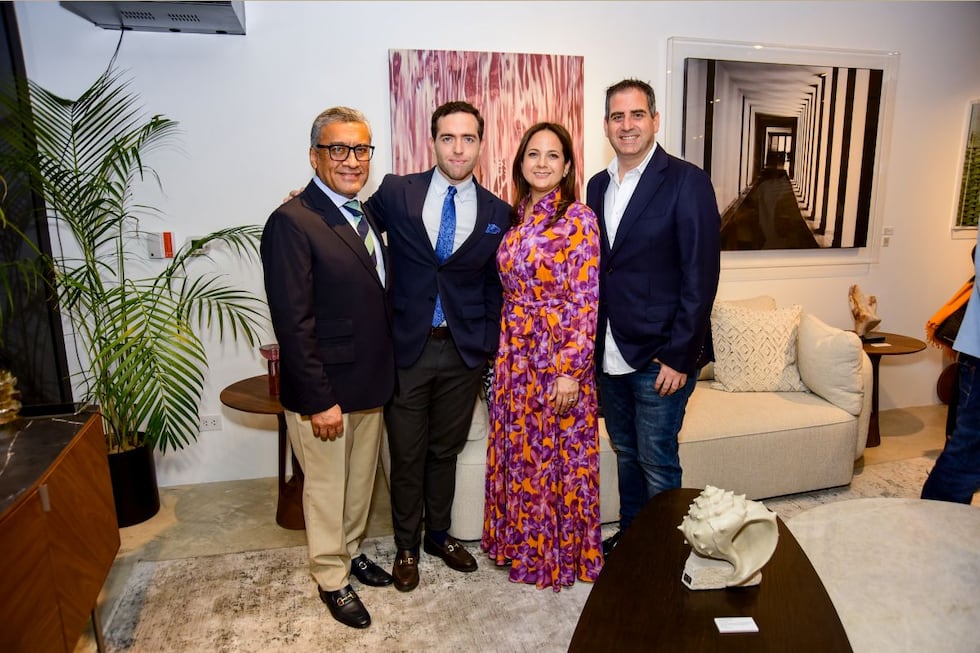 Radiantes. Ralc Lozano, Tom Besnardiere, Úrsula Monteverde y Riad Mattar asisten a la cuarta edición de Noche de Arte de CASA100 Luxury Brands. San Isidro.