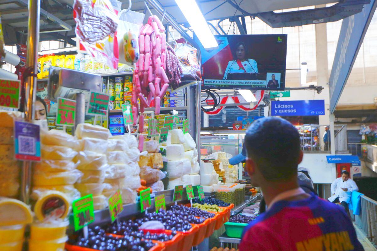 En plena actividad de mercado, el Mensaje a la Nación pasa desapercibido. (Foto: GEC)