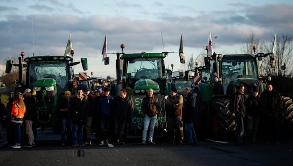 Decenas de tractores bloquean parte de la autopista A6 en Chilly-Mazarin, al sur de París, Francia, el 31 de enero de 2024. (Foto de EFE/EPA/YOAN VALAT)