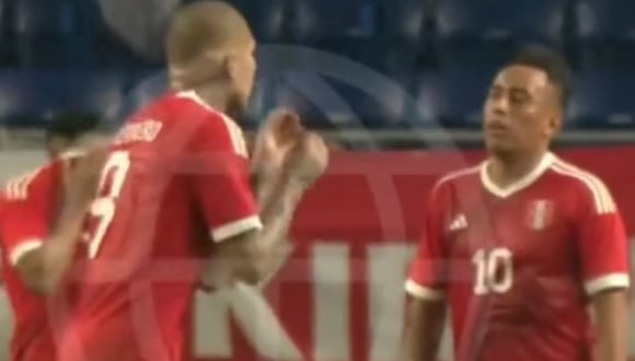 Selección peruana: así fue la acalorada discusión entre Christian Cueva y Paolo Guerrero tras el segundo gol de Japón. (Foto: captura América Televisión)