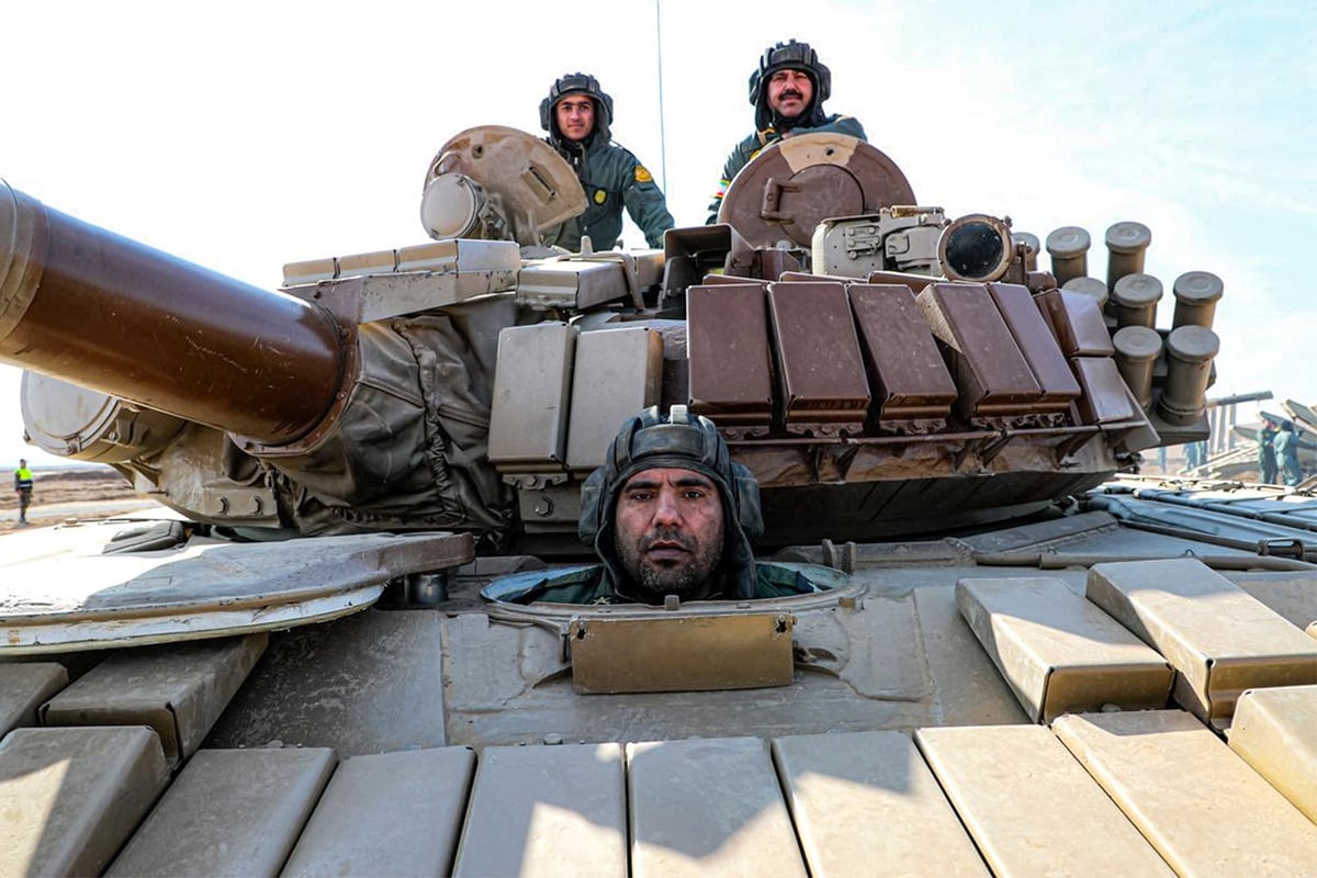 Soldados iraníes viajan en un tanque de batalla durante un ejercicio militar en un lugar no revelado en Irán, el 20 de enero de 2025. (Foto de Oficina de prensa del ejército iraní / AFP)