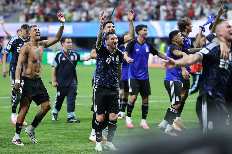 El delantero argentino Lionel Messi, número 10, celebra con sus compañeros tras ganar el partido de semifinales del Mundial de Fútbol 2026 entre Inglaterra y Argentina en el Estadio de Atlanta, el 15 de julio de 2026. (Foto de Thomas COEX / AFP)