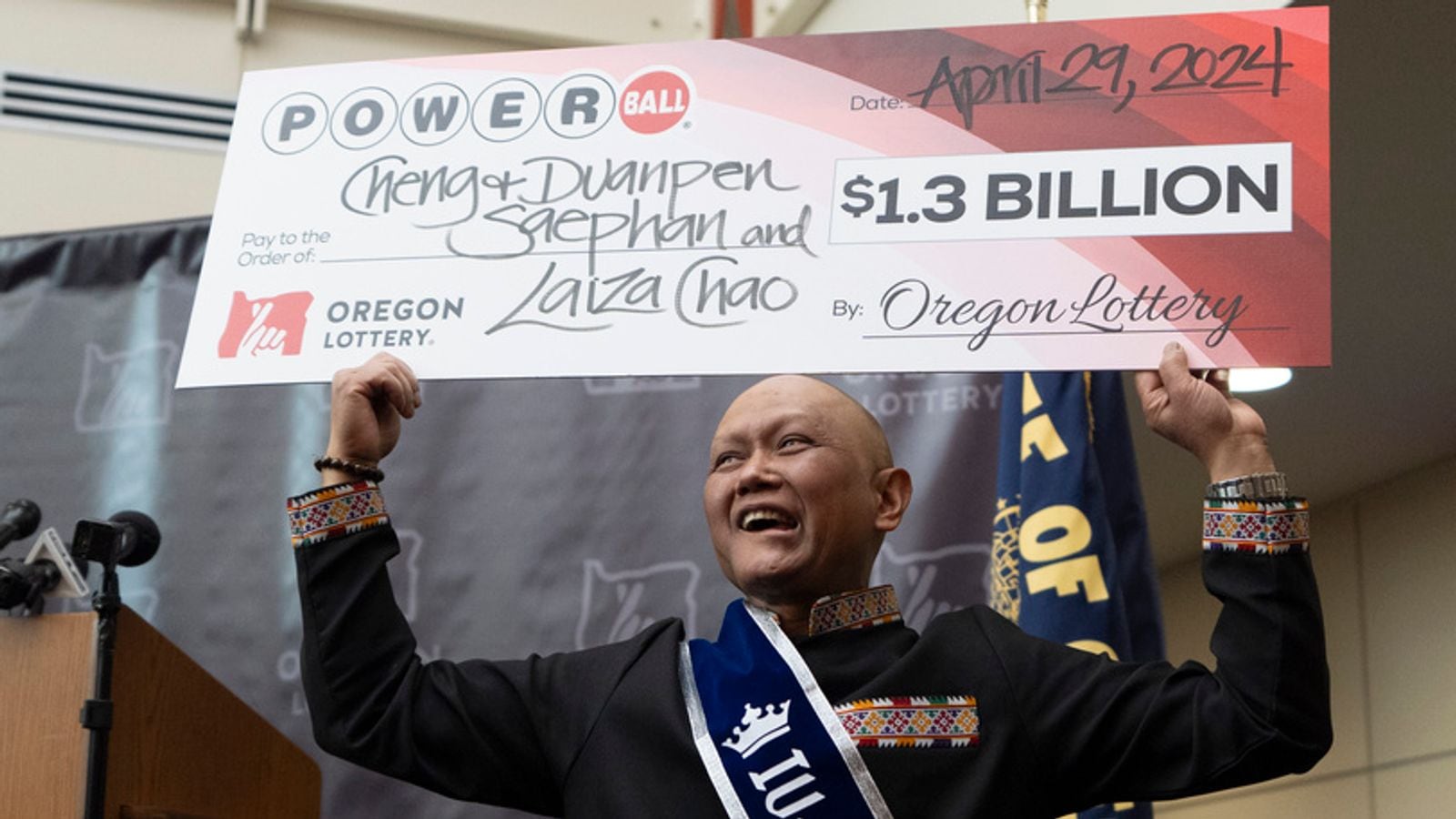 Cheng Saephan ganó 1.300 millones de dólares en la lotería Powerball en Oregon. | Crédito: AP