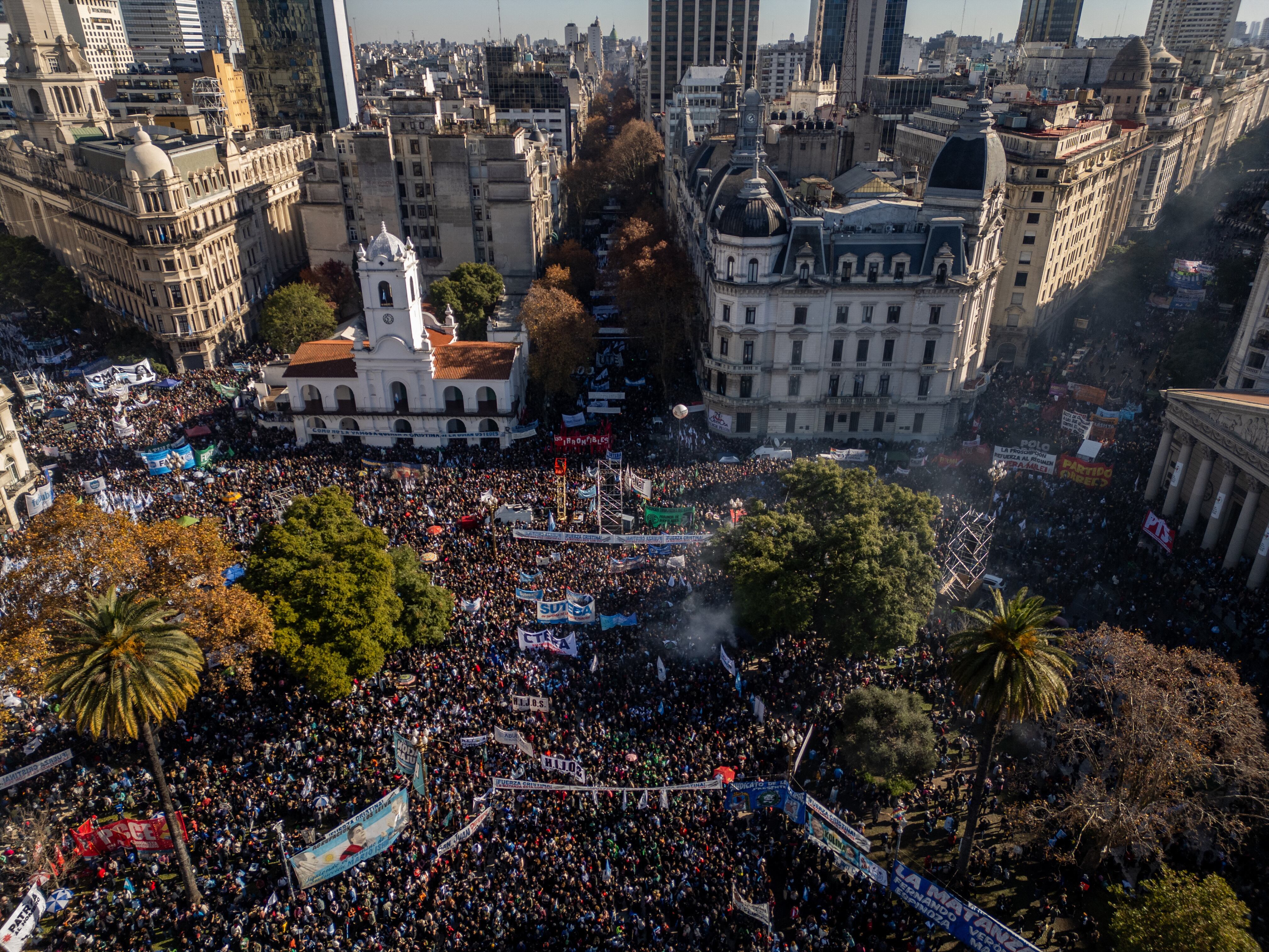 Simpatizantes de la expresidenta argentina Cristina Kirchner se congregan en la Plaza de Mayo para protestar contra su condena y arresto domiciliario en Buenos Aires el 18 de junio de 2025.(Foto de Tomas CUESTA / AFP).