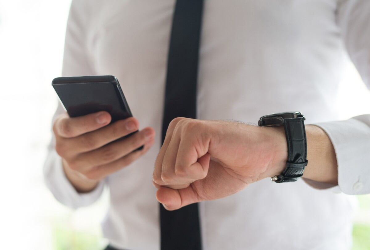 Para que tu celular no se desincronice, el cambio de hora en Chile 2025 se puede configurar de forma automática o manual. | Crédito: Freepik