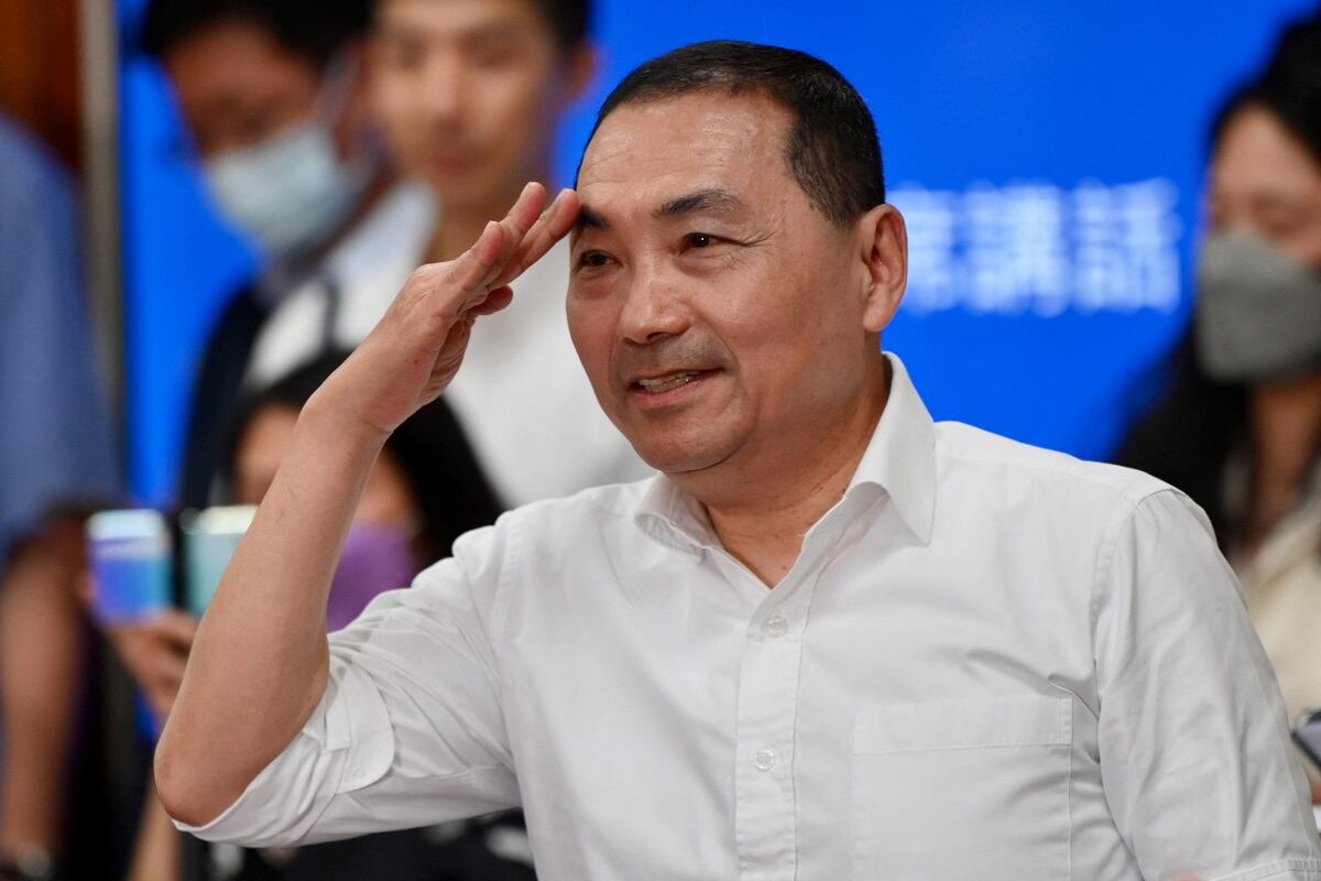 El alcalde de la ciudad de Nuevo Taipei, Hou Yu-ih, hace un gesto después de ser seleccionado para ser el candidato presidencial de 2024 por el principal partido opositor Kuomintang (KMT) en Taipei el 17 de mayo de 2023. (Foto de Sam Yeh / AFP)