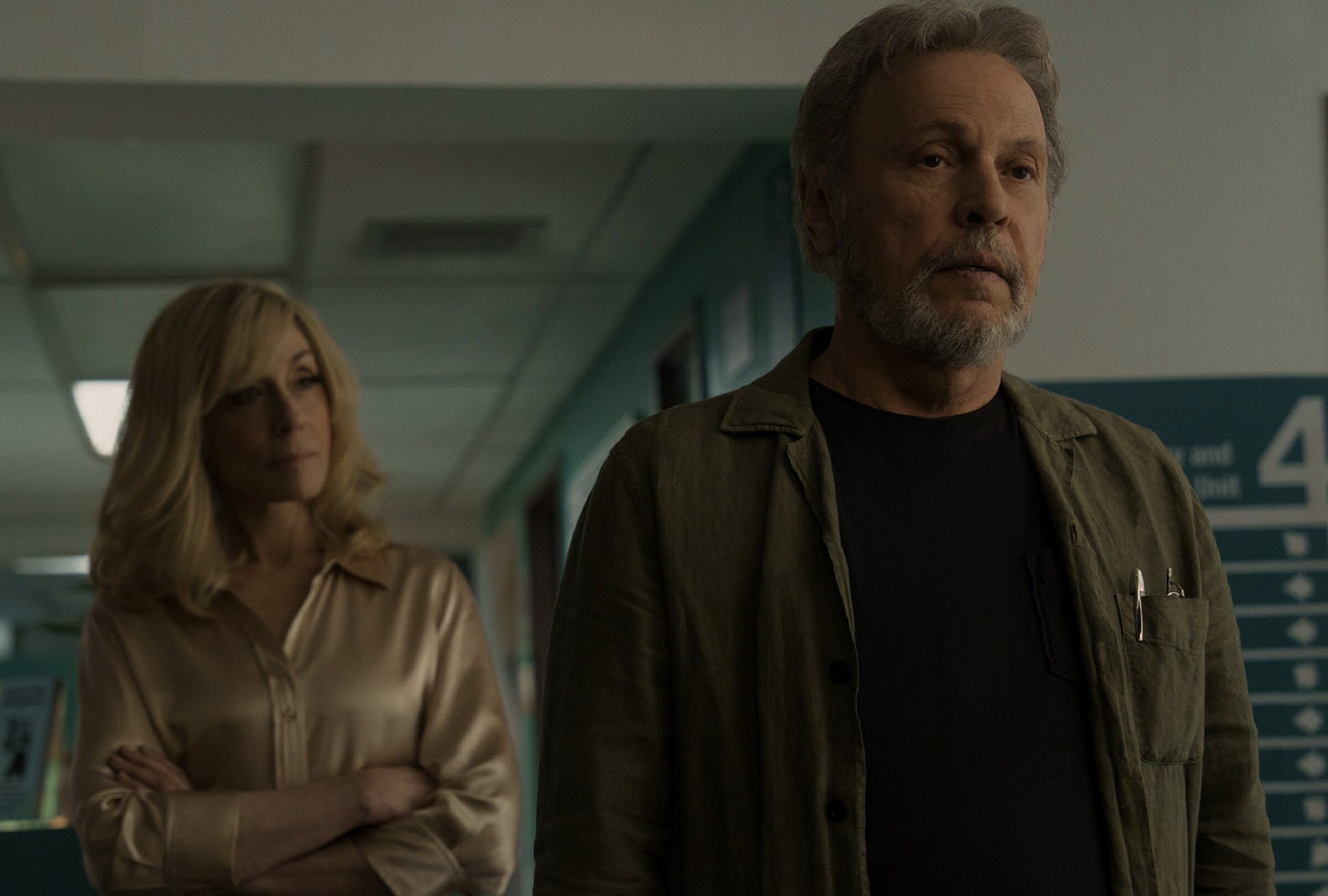 Judith Light asume el rol de Lynn, mientras que Billy Crystal asume el rol de Eli en el thriller psicológico y de suspenso "Before" (Foto: Apple TV+)