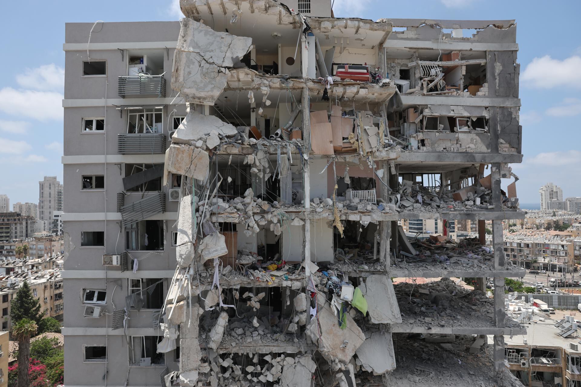 Un edificio residencial se derrumbó parcialmente tras el impacto de misiles balísticos iraníes en Bat Yam, en el centro de Israel, el 15 de junio de 2025. (EFE/EPA/ABIR SULTAN).