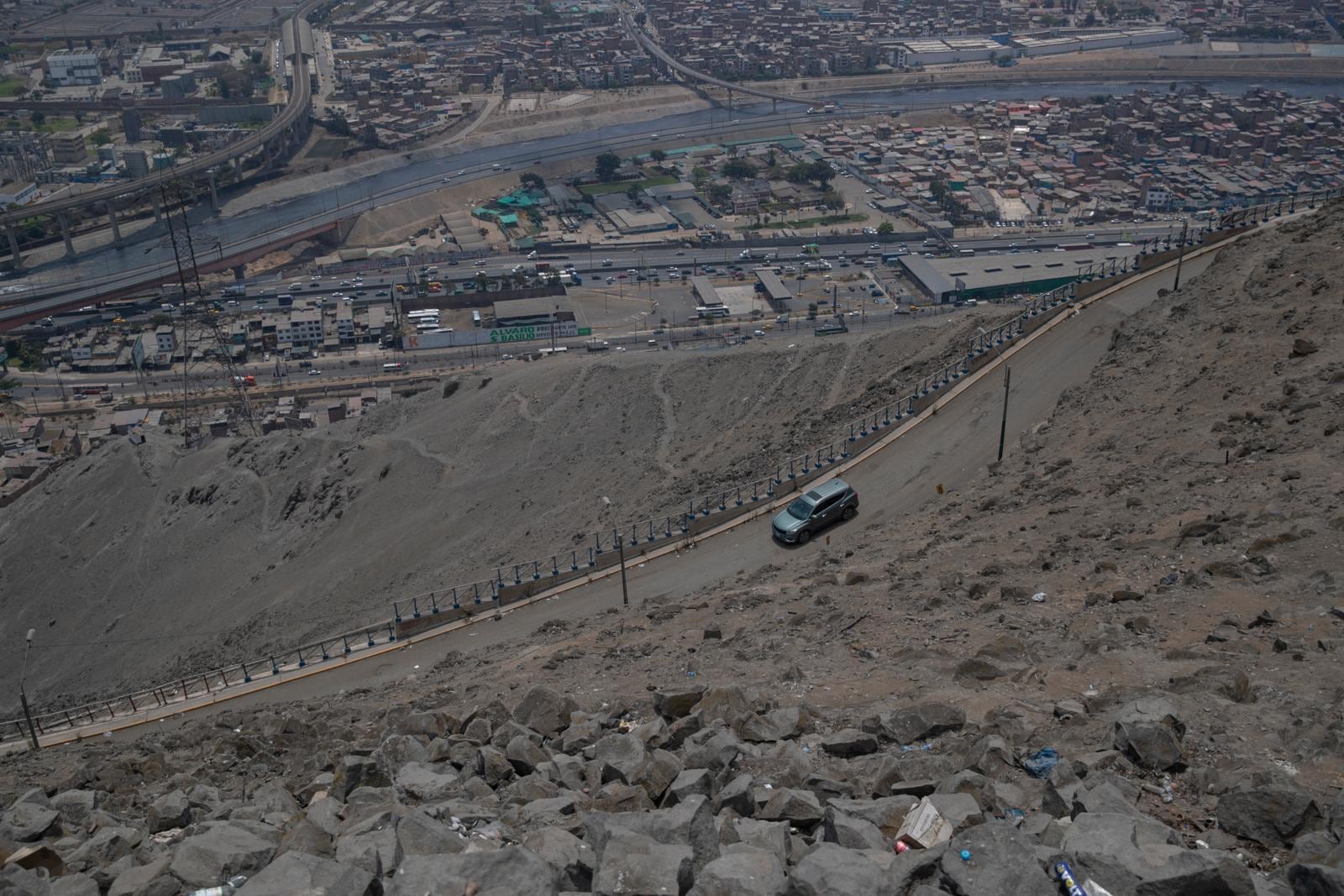 La normativa peruana indica que las calzadas deben tener una pendiente máxima del 12% y en casos excepcionales puede llegar hasta el 15% pero en tramos no mayores a los 50 metros.