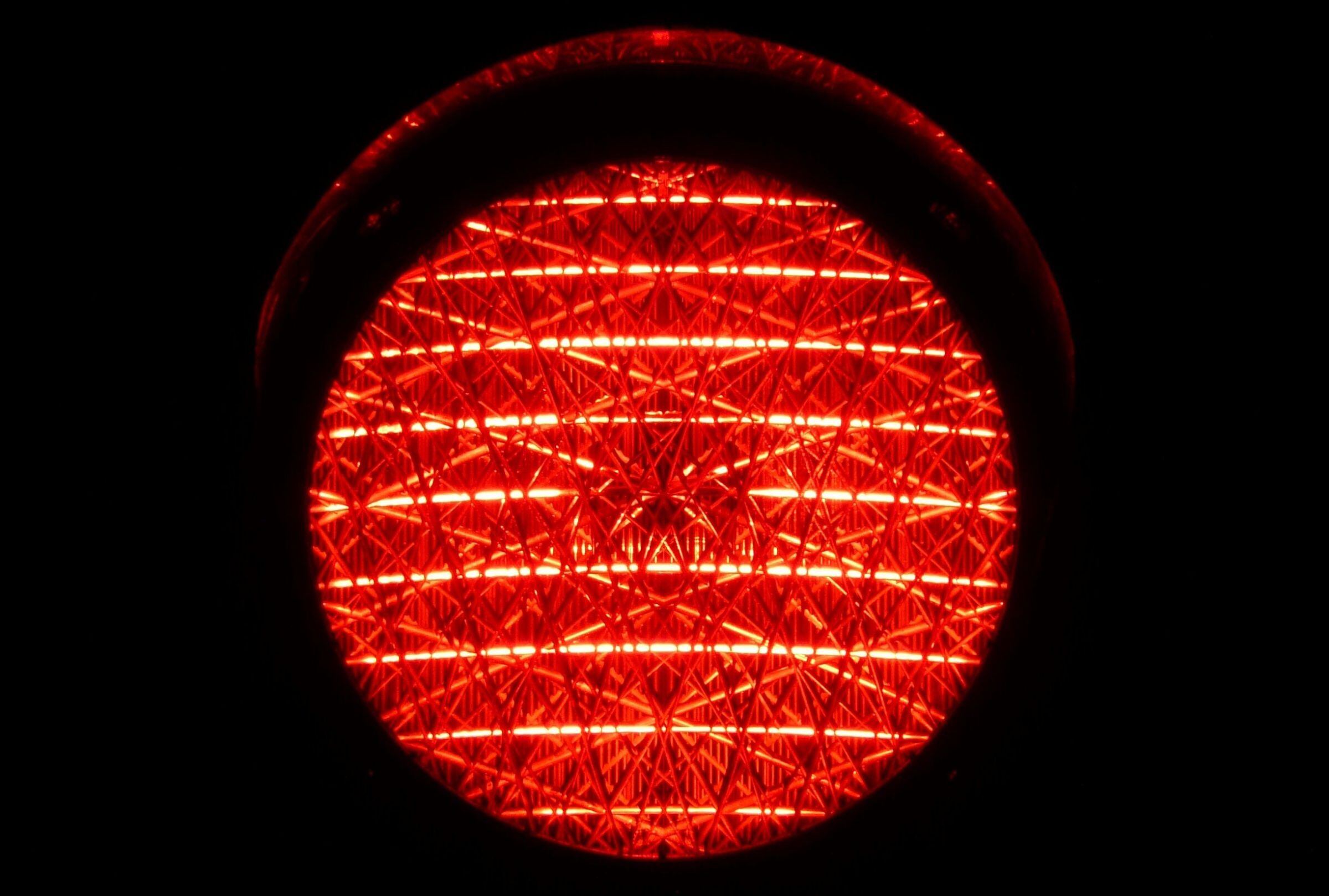 Una luz roja que no cambia no autoriza a avanzar (Foto: Pixabay)