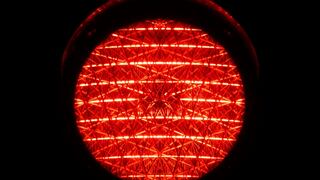 ¿Puedes pasarte una luz roja en California si el semáforo no cambia a verde?