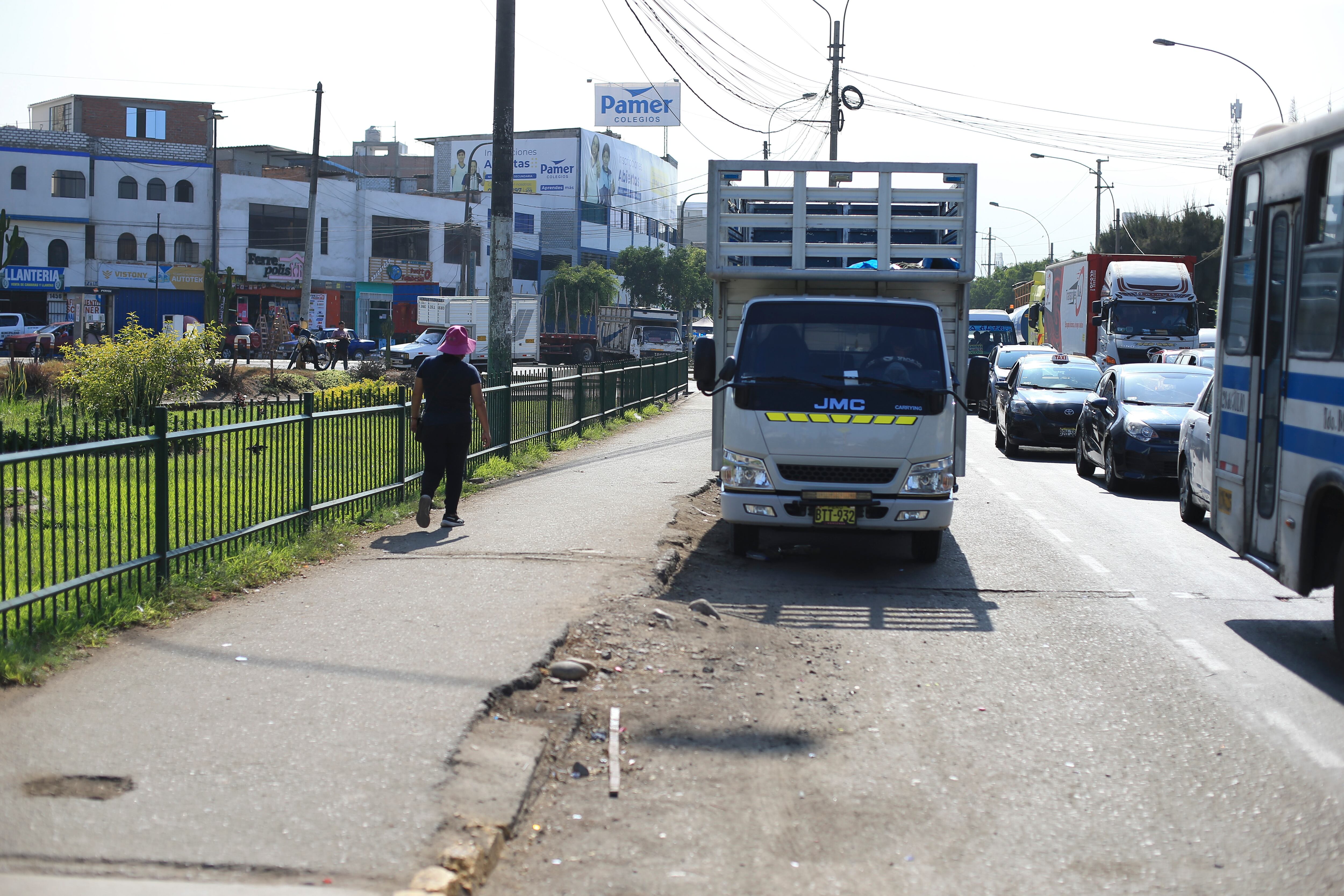 Veredas en mal estado en el paradero de Izaguirre con Universitaria. Foto: César Bueno.