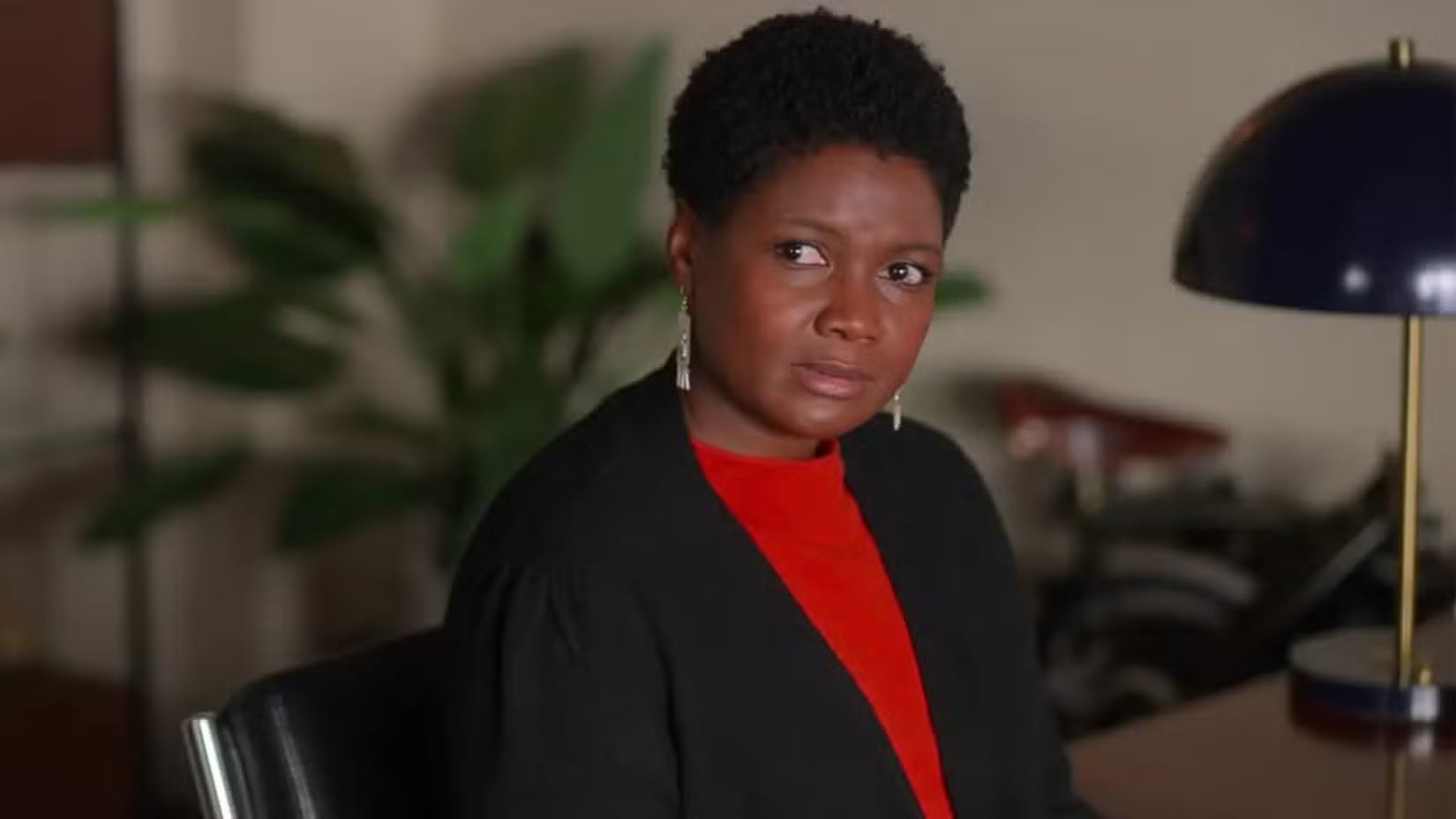 Sarah Niles hace de Bernadette en la película (Foto: Apple Studios)