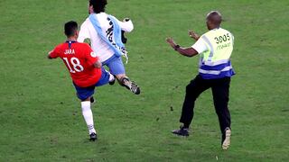 Chile vs. Uruguay: así fue la patada de Gonzalo Jara al hincha que se metió a la cancha del Maracaná | VIDEO
