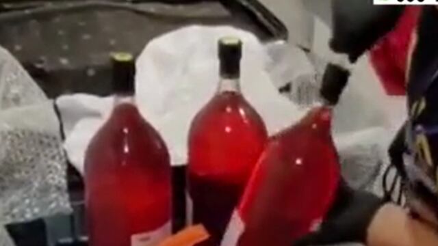 Caen dos mujeres que intentaban llevar drogas mezcladas con bebidas alcohólicas a Malasia | VIDEO