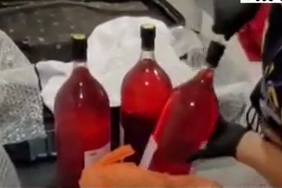 Dos mujeres asiáticas intentaron trasladar cerca de 30 kilos de cocaína diluidas en bebidas alcohólicas. (Foto: Captura/América Noticias)