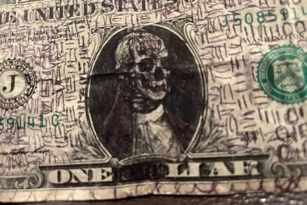 El esqueleto de George Washington es lo que más resalta en el diseño alterado del billete encontrado (Foto: Kylie Moore)