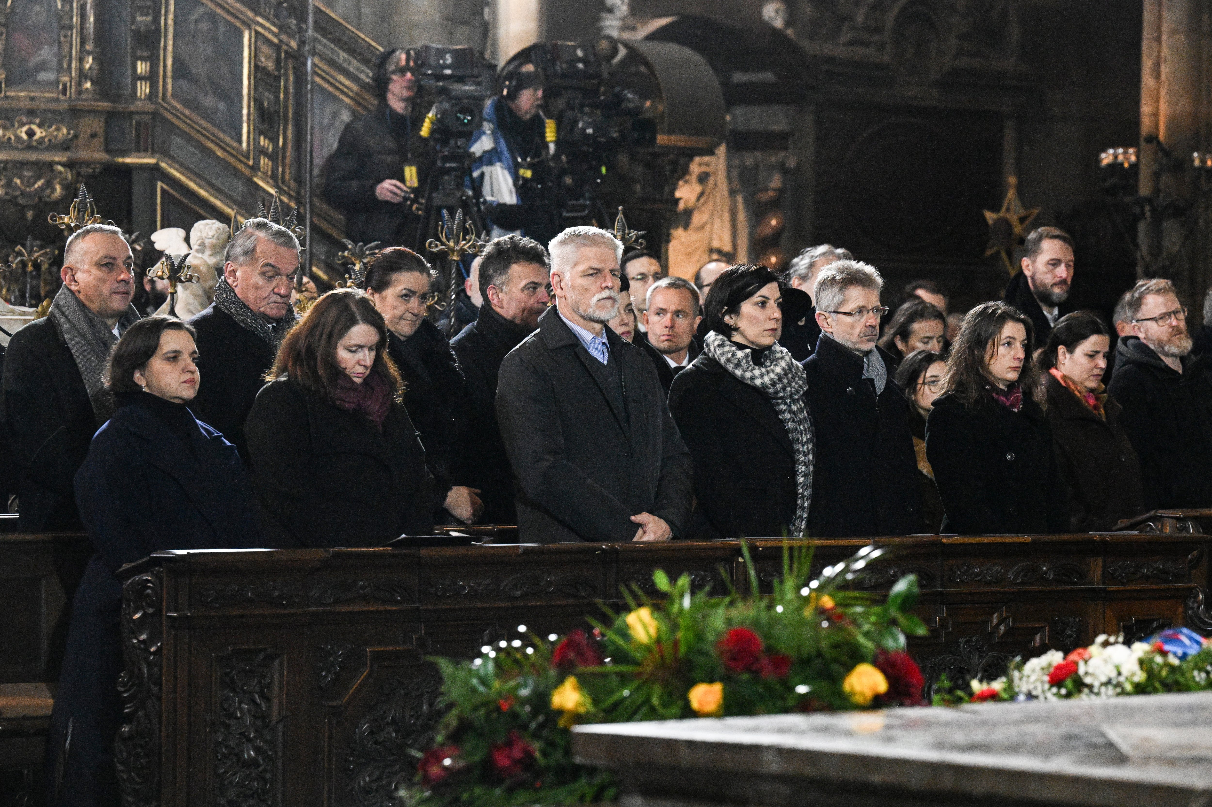 El presidente checo, Petr Pavel (centro), asiste a una misa en conmemoración de las víctimas del tiroteo en la Universidad Carolina, en la Catedral de San Vito de Praga, el 23 de diciembre de 2023, durante un día de luto nacional. (Foto de Michal Cizek / AFP)