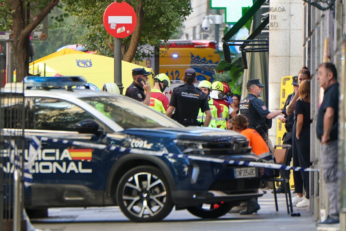 Se ve a la policía y a los trabajadores de los servicios de emergencia cerca del lugar del derrumbe de un edificio que estaba siendo rehabilitado en Madrid, España, el 7 de octubre de 2025. (Thomas COEX / AFP)