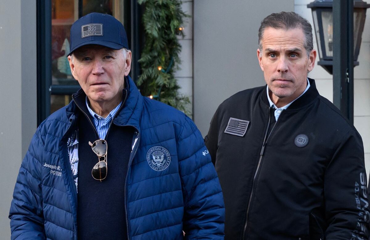 El presidente de Estados Unidos, Joe Biden, y su hijo Hunter Biden salen de una librería mientras compran en Nantucket, Massachusetts, el 29 de noviembre de 2024. (Foto de Mandel NGAN / AFP)