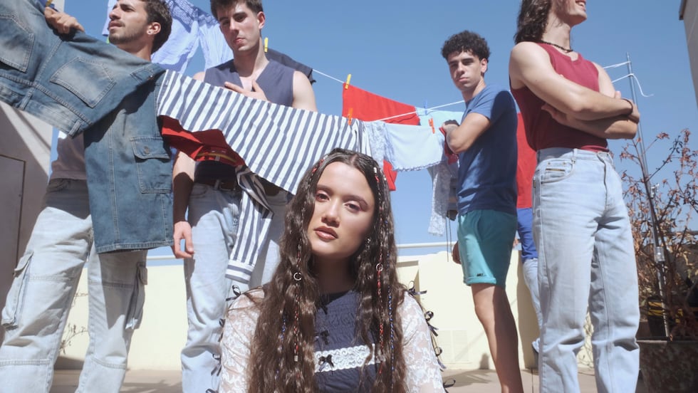 Joaquina tiene cuatro nominaciones en los Latin Grammy 2025: Álbum del año por "Al romper la burbuja", Mejor Álbum pop contemporáneo, Mejor Canción pop rock por "No llames a lo mío nuestro" y Mejor canción cantautor por "Aeropuerto". (Foto: Universal Music)