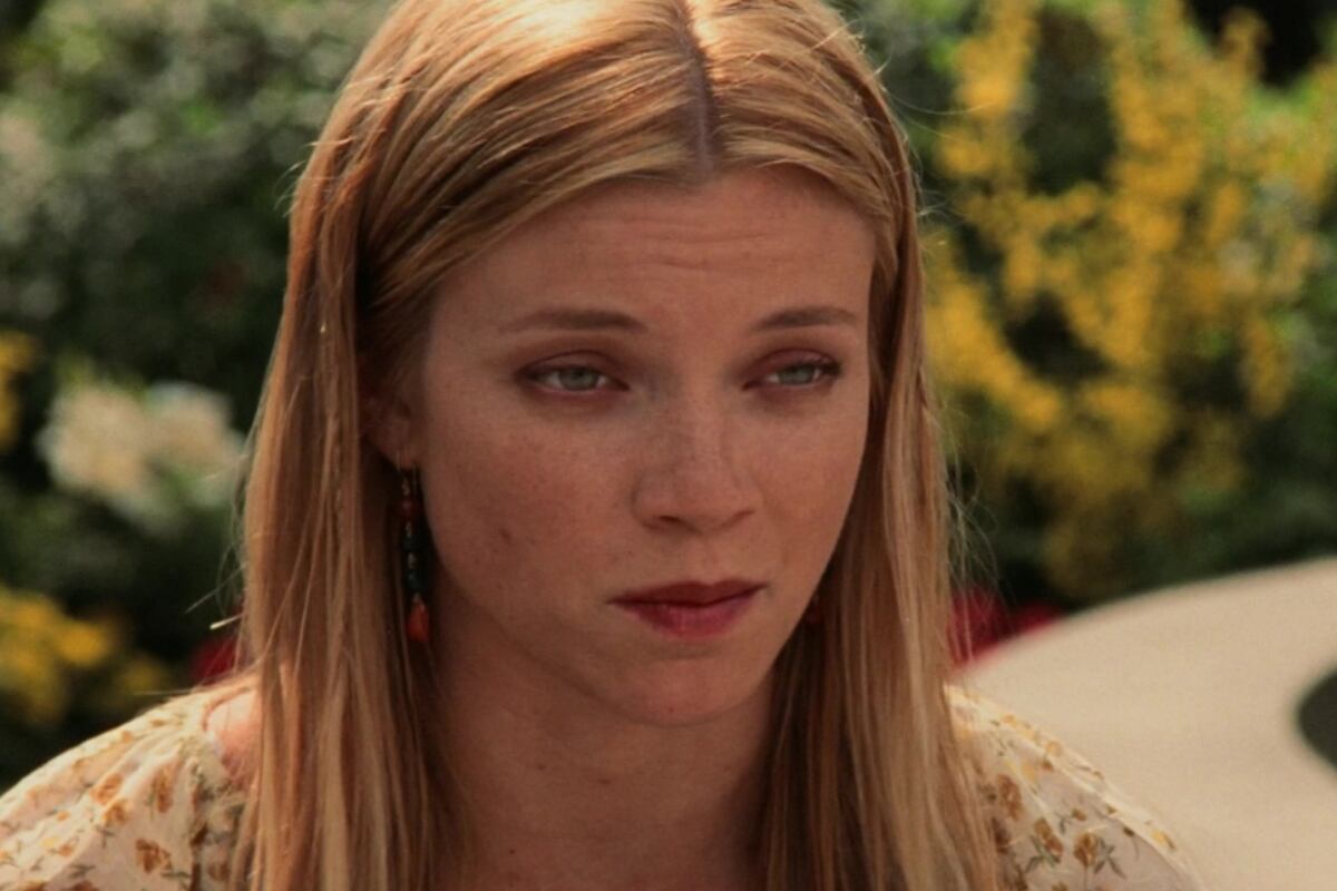 Amy Smart como Kayleigh Miller con un vestido floreado (Foto: BenderSpink)