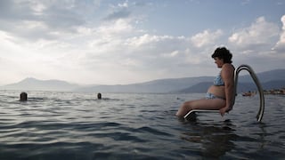 FOTOS: los discapacitados griegos nadan gracias a unas sillas solares