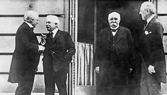 Líderes de los "Cuatro Grandes", David Lloyd George, Primer Ministro británico, Vittorio Emanuele Orlando, Presidente del Consejo italiano, Georges Clémenceau, Presidente del Consejo francés, y Woodrow Wilson, Presidente de los Estados Unidos, el 19 de enero de 1919. (Foto de AFP)