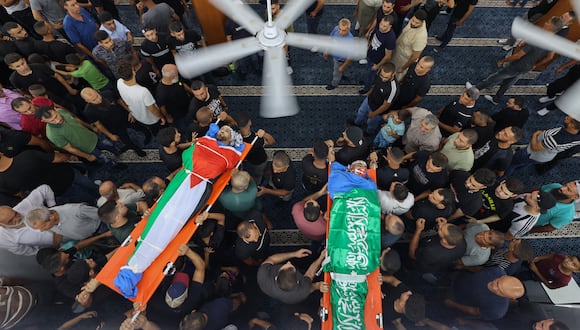 Los dolientes cargan el cuerpo de los palestinos muertos en una incursión israelí Osaid Abu Ali (R), de 21 años, y Abd al-Rahman Abu Daghash, de 32, durante su funeral en el campo de refugiados de Nur Shams, cerca de la ciudad norteña de Tulkarm en la Cisjordania ocupada el 24 de septiembre de 2023. (Foto de Jaafar ASHTIYEH / AFP)