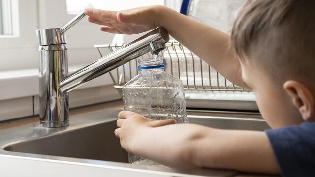 ¿Cómo enseñar a los niños a cuidar el agua en el hogar?