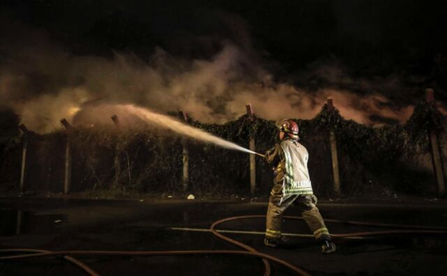 Los bomberos llegaron rápidamente al lugar para atender la emergencia | Foto: Joel Alonzo/ @photo.gec