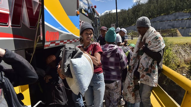 Ecuador dejará pasar a su territorio a venezolanos que tengan visa para tercer país