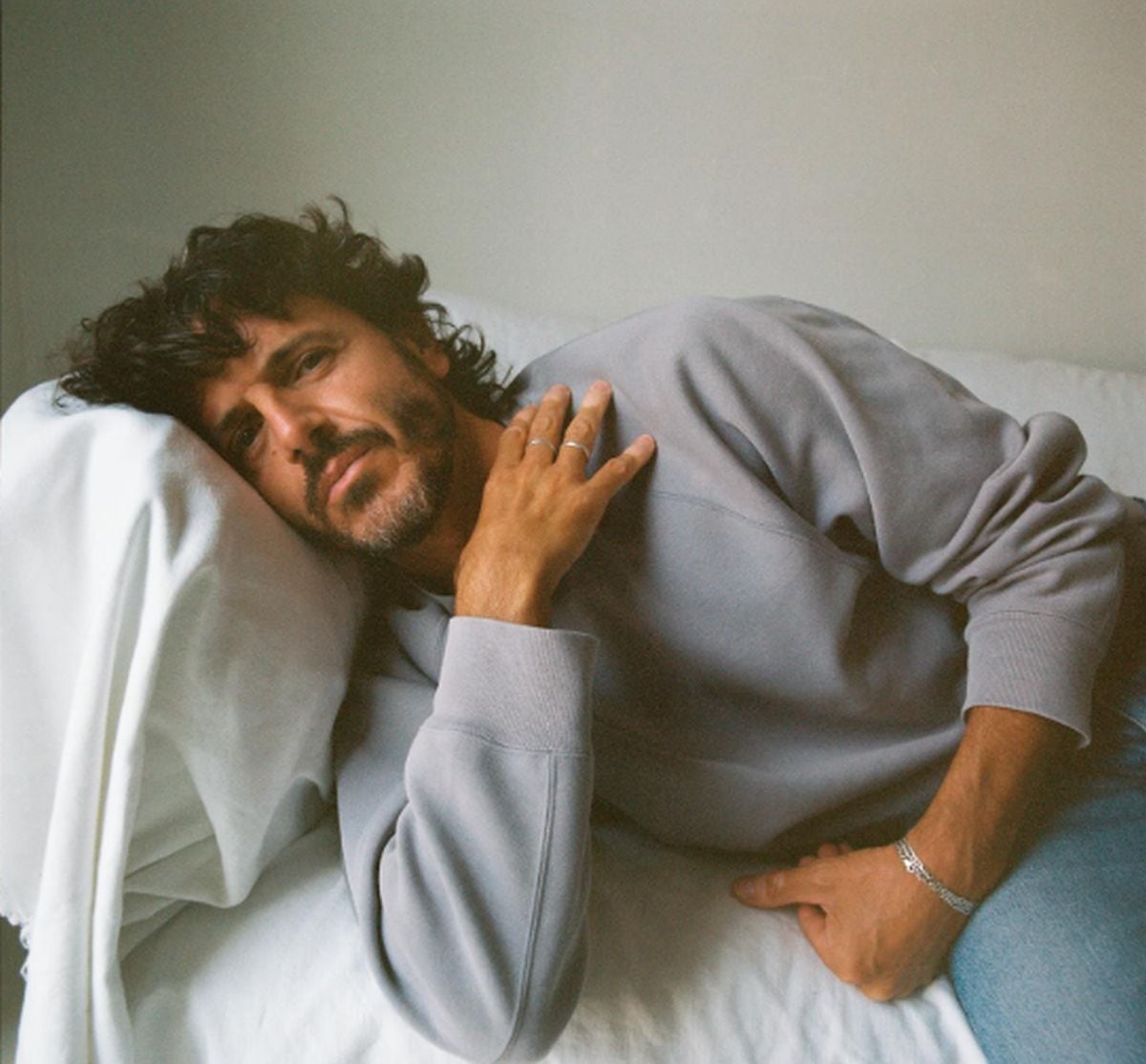 Jaime Zatarain disfrutando de un descanso sobre el sofá (Foto: @pablucozam / Instagram)