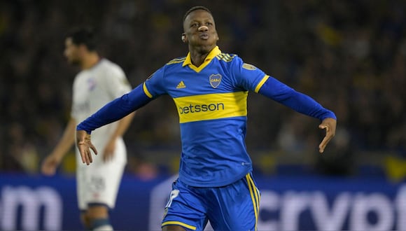 Así le cumplió el sueño Luis Advíncula a dos hinchas de Boca Juniors. (Foto: EFE)