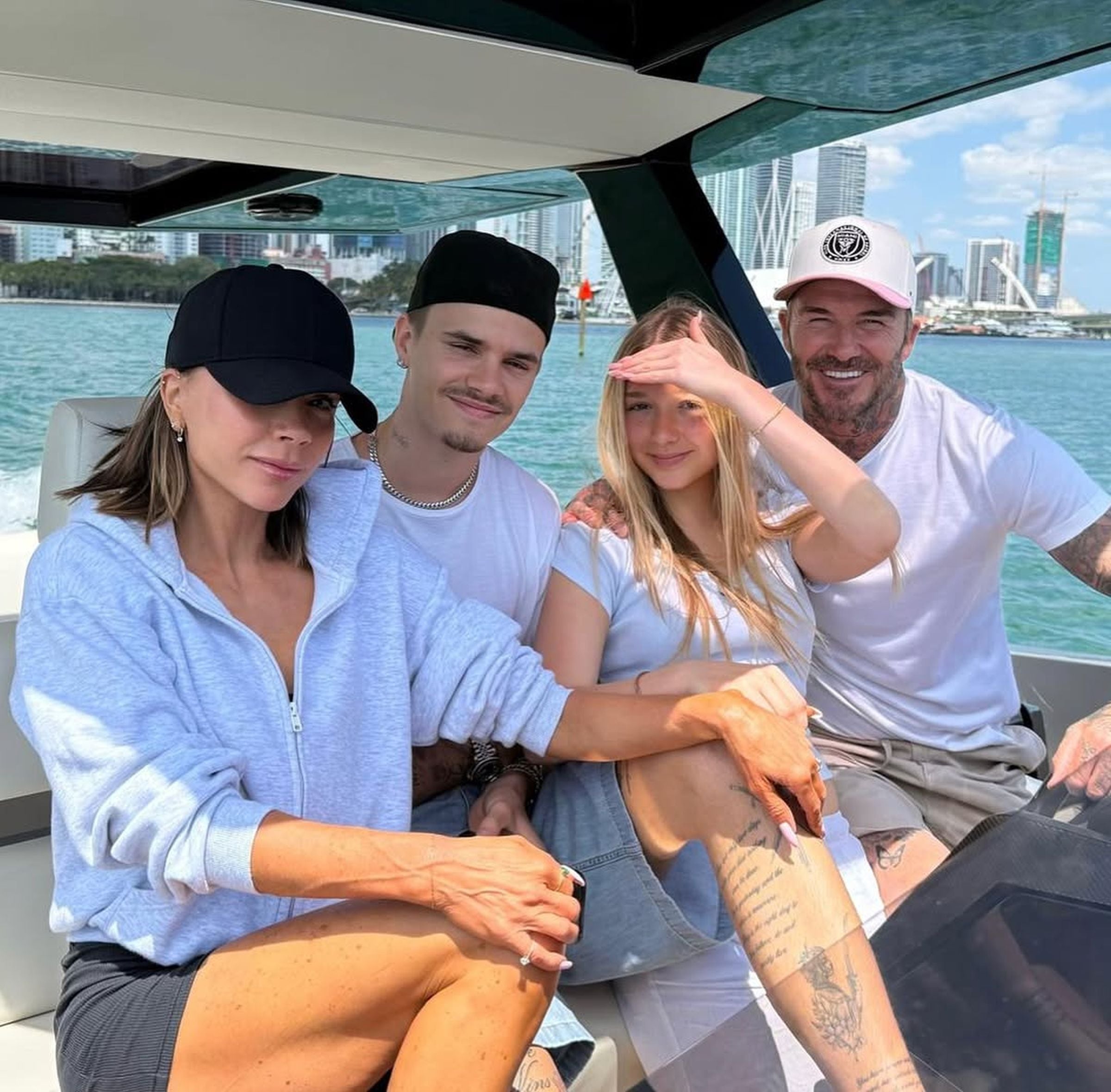 David Beckham junto a su esposa Victoria, su hijo Romeo James y su hija Harper Seven en una íntima y glamurosa velada a bordo de un yate. (Foto: @victoriabeckham / Instagram)